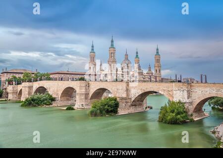 Saragosse, Espagne. Vue sur le pont historique Puente de Piedra. Prise de vue en exposition prolongée avec effet HDR Banque D'Images