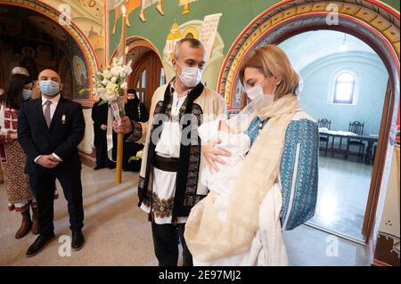 Les parrains, le prince Mihai et sa femme la princesse Emanuela de Ghyka assistent à la cérémonie royale de baptême de la princesse Maria Alexandra de Roumanie, présidée par son Éminence Calinic, archevêque d'Arles et muscle au monastère de Curtea de Arges, le juanaire 23, 2021 à Curtea de Arges, Roumanie. Photo de David Niviere/ABACAPRESS.COM Banque D'Images