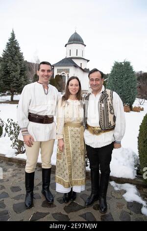 Le Prince Nicholas, la princesse Alina de Roumanie et le Prince Gregory de Ghyka posent après le baptême royal de la princesse Maria Alexandra de Roumanie au Monastère de Valence, le 23 juillet 2021 à Valeny, Roumanie. Photo de David Niviere/ABACAPRESS.COM Banque D'Images