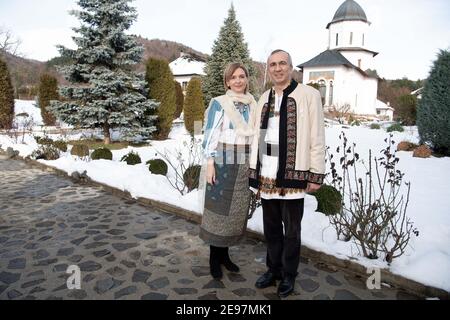 Les parrains le prince Mihai et sa femme la princesse Emanuela de Ghyka posent après le baptême royal de la princesse Maria Alexandra de Roumanie au monastère de Valeny, le Juanary 23, 2021 à Valeny, Roumanie. David Niviere/ABACAPRESS.COM Banque D'Images