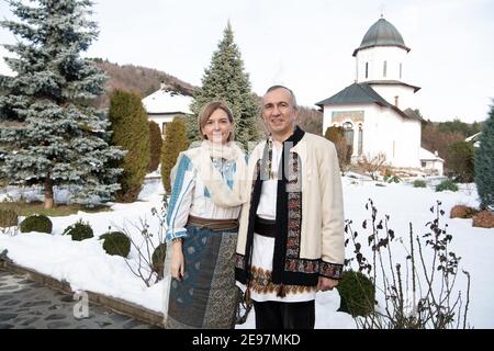 Les parrains le prince Mihai et sa femme la princesse Emanuela de Ghyka posent après le baptême royal de la princesse Maria Alexandra de Roumanie au monastère de Valeny, le Juanary 23, 2021 à Valeny, Roumanie. Photo de David Niviere/ABACAPRESS.COM Banque D'Images