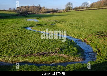 Wyaston Brook serpentant à travers les champs près d'Osmaston, Derbyshire Banque D'Images