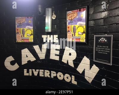 Liverpool, Royaume-Uni. 26 juillet 2018. « Cavern Club Liverpool » est écrit sur un mur dans le Cavern Club. Sans préavis, un jeune groupe pop britannique joue son premier concert au Cavern Club à l'heure du déjeuner il y a 60 ans. Aujourd'hui, la cave à musique de Liverpool est un lieu culte pour les fans des Beatles. Pourtant, le Real Cavern Club n'existe pas depuis des décennies. (À dpa 'il y a 60 ans: Beatles première au (maintenant légendaire) Cavern Club') Credit: Philip Dethlefs/dpa/Alay Live News Banque D'Images