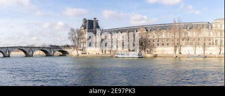 Pont Royal et Musée du Louvre à Paris, France Banque D'Images