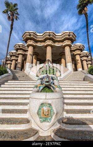 Escalier principal avec salamandre en mosaïque multicolore, Parc Guell, Barcelone, Catalogne, Espagne Banque D'Images