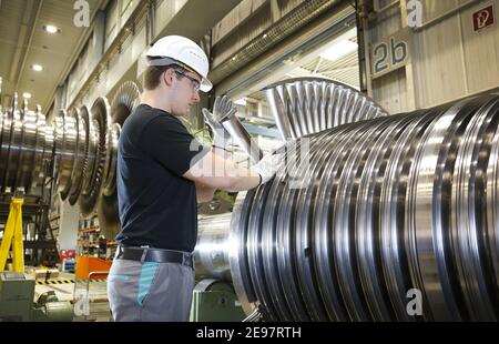 Photo du sujet, coupures d'emplois chez Siemens Energy - jeune ingénieur en production, coopérateursformation chez Siemens Energy, train coopératif en ingénierie Banque D'Images