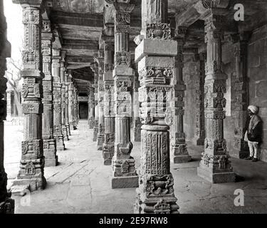 Photographie de la fin du XIXe siècle - Colonnade, Kutub Minar, Delhi, Inde Banque D'Images