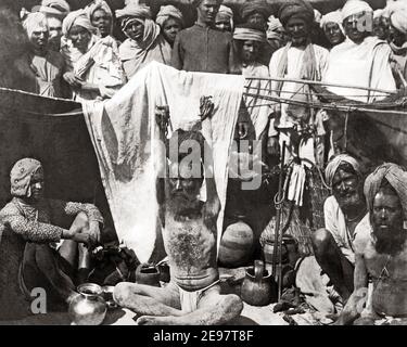 Photographie de la fin du XIXe siècle -Hindou Fakir aux mains levées - démuni d'être là constamment, Inde. Banque D'Images