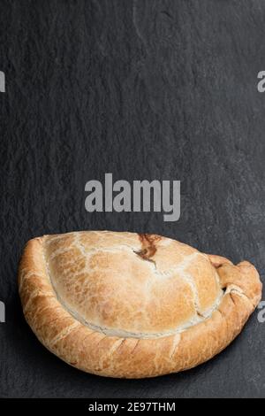 Tarte à la viande en pâte feuilletée de moitié sur fond de pierre Banque D'Images