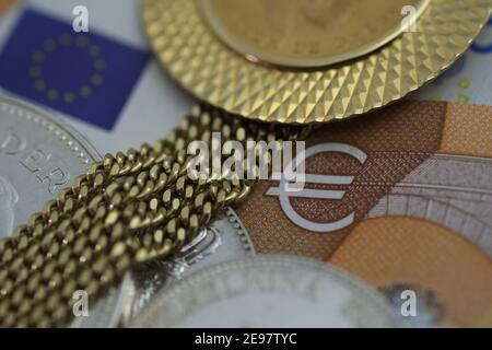 Dans cette illustration, des pièces d'argent hollandaises, un collier d'or, une pièce d'or et des billets d'euro sont disposés le 1er février 2021 à Katwijk, pays-Bas. (Photo de Yuriko Nakao/AFLO) Banque D'Images