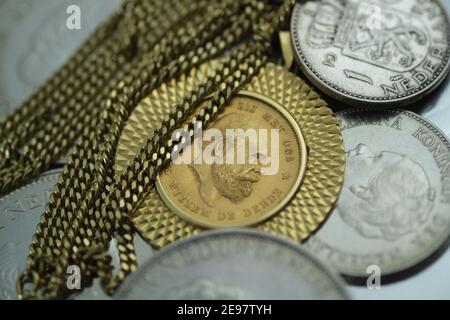 Dans cette illustration, des pièces d'argent hollandaises, un collier d'or et une pièce d'or sont disposés le 1er février 2021 à Katwijk, pays-Bas. (Photo de Yuriko Nakao/AFLO) Banque D'Images