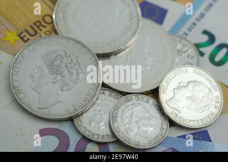 Dans cette illustration, les pièces en argent néerlandais et les billets en euros sont disposés le 1er février 2021 à Katwijk, aux pays-Bas. Credit: Yuriko Nakao/AFLO/Alamy Live News Banque D'Images