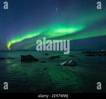 Aurores boréales dans le ciel nocturne. Aurora Borealis sur la plage de Skagsanden sur les îles Lofoten. Nord de la Norvège. Ciel étoilé en hiver. Banque D'Images