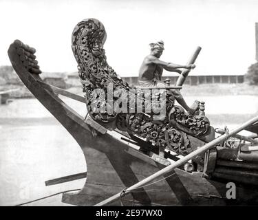 Photographie de la fin du XIXe siècle - Boatman birman sur la sculpture de navire ornée, Birmanie, Inde Banque D'Images