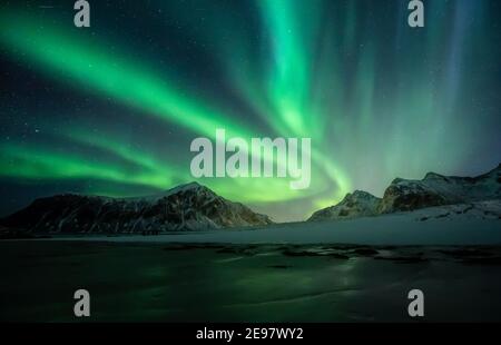 Aurores boréales dans le ciel nocturne. Aurora Borealis sur la plage de Skagsanden sur les îles Lofoten. Nord de la Norvège. Ciel étoilé en hiver. Banque D'Images