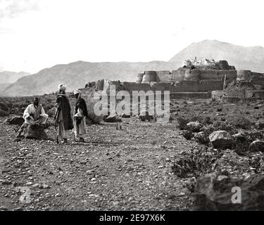 Photographie de la fin du XIXe siècle - hommes à fort Jumrood, Jamrud, Peshawar, Inde, Pakistan. Banque D'Images