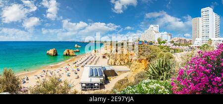 Paysage avec Praia dos Três Castelos, célèbre plage en Algarve, Portugal Banque D'Images