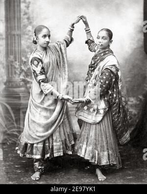 Photographie de la fin du XIXe siècle - Nautch Girls Dancing, Inde Banque D'Images