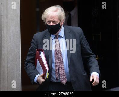 Londres, Royaume-Uni. 3 février 2021. Le Premier ministre du Royaume-Uni, Boris Johnson, quitte le 10 Downing Street pour se rendre au Parlement pour des questions de premier ministre. Il fera face à Keir Starmer à travers la boîte d'expédition. Crédit : Mark Thomas/Alay Live News Banque D'Images