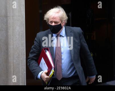 Londres, Royaume-Uni. 3 février 2021. Le Premier ministre du Royaume-Uni, Boris Johnson, quitte le 10 Downing Street pour se rendre au Parlement pour des questions de premier ministre. Il fera face à Keir Starmer à travers la boîte d'expédition. Crédit : Mark Thomas/Alay Live News Banque D'Images