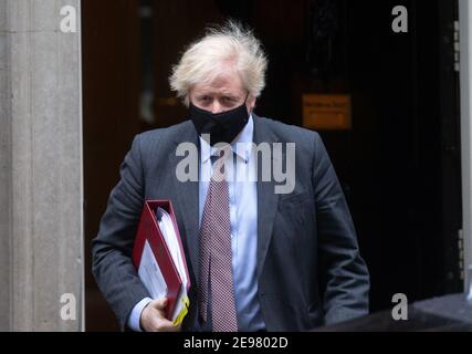Londres, Royaume-Uni. 3 février 2021. Le Premier ministre du Royaume-Uni, Boris Johnson, quitte le 10 Downing Street pour se rendre au Parlement pour des questions de premier ministre. Il fera face à Keir Starmer à travers la boîte d'expédition. Crédit : Mark Thomas/Alay Live News Banque D'Images