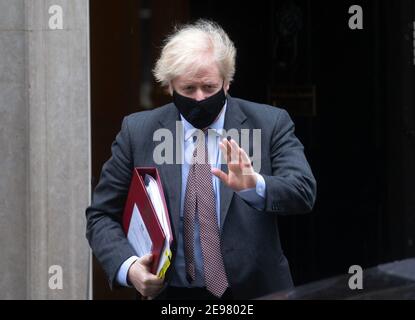 Londres, Royaume-Uni. 3 février 2021. Le Premier ministre du Royaume-Uni, Boris Johnson, quitte le 10 Downing Street pour se rendre au Parlement pour des questions de premier ministre. Il fera face à Keir Starmer à travers la boîte d'expédition. Crédit : Mark Thomas/Alay Live News Banque D'Images