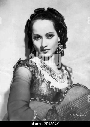 MERLE OBERON Portrait de TUNBRIDGE dans LA VIE PRIVÉE DE DON JUAN 1934 réalisateur / producteur ALEXANDER KORDA jouer Henry Histoire de bataille/dialogue Frederick Lonsdale et Lajos costumes de Biro Oliver Messel London film Productions / United Artists Banque D'Images