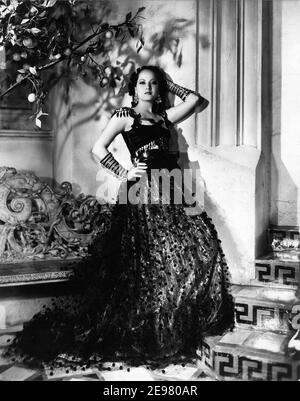 MERLE OBERON Portrait de TUNBRIDGE dans LA VIE PRIVÉE DE DON JUAN 1934 réalisateur / producteur ALEXANDER KORDA jouer Henry Histoire de bataille/dialogue Frederick Lonsdale et Lajos costumes de Biro Oliver Messel London film Productions / United Artists Banque D'Images