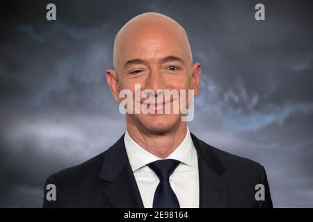 MONTAGE PHOTO: CHANGEMENT SPECTACULAIRE DES GUIDES: Jeff Bezos resigne. Archive photo: Jeff BEZOS (fondateur et PDG) de la société américaine de vente par correspondance en ligne Amazon Inc. À l'occasion de la présentation du Prix Axel Springer 2018 sous la devise v ™ A-ûAn Evening pour Jeff Bezosv € a-ú à Berlin | usage dans le monde entier Banque D'Images