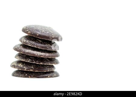 Pile de boutons chocolat noir sur fond blanc Banque D'Images