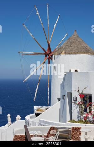 Moulin dans le village d'Oia sur l'île de Santorini, Grèce. Banque D'Images