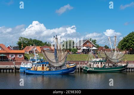 Bateaux de pêche et bateaux à crevettes dans le port de pêche, Greetsiel, Basse-Saxe, Allemagne, Europe Banque D'Images