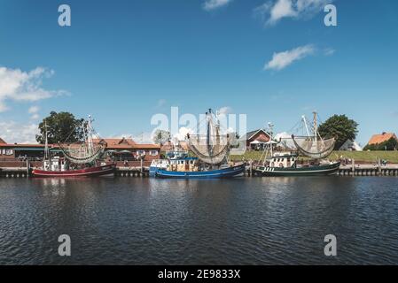 Bateaux de pêche et bateaux à crevettes dans le port de pêche, Greetsiel, Basse-Saxe, Allemagne, Europe Banque D'Images