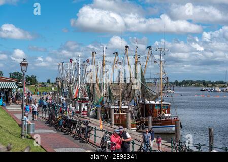 Bateaux de pêche et bateaux à crevettes dans le port de pêche, Greetsiel, Basse-Saxe, Allemagne, Europe Banque D'Images