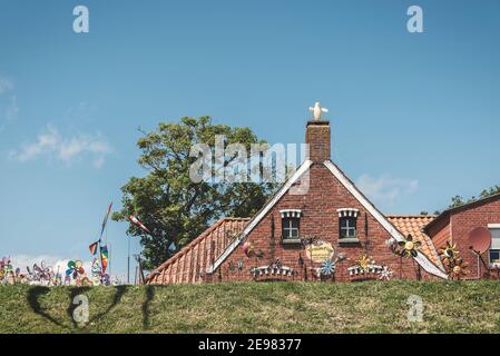 Maisons traditionnelles dans le port de Greetsiel en Frise orientale à Mer du Nord,Basse-Saxe,Allemagne Banque D'Images