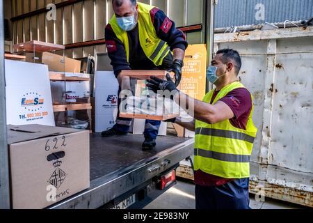 Barcelone, Espagne. 03ème février 2021. Les travailleurs municipaux sont vus porter des urnes pour les distribuer aux bureaux de vote pour les élections régionales. Le Conseil municipal de Barcelone a présenté les urnes et l'équipement de protection individuelle (EPI) qui seront distribués aux bureaux de vote pour les élections régionales en Catalogne le vendredi 14. Crédit : SOPA Images Limited/Alamy Live News Banque D'Images