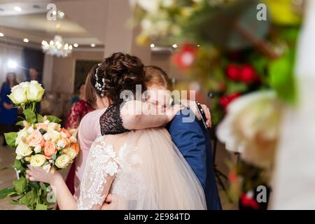 la mariée et le marié baiser et danser dans un restaurant, le bonheur des jeunes mariés à la cérémonie de mariage, un baiser romantique Banque D'Images