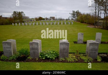 Tombes de 13 marins allemands au cimetière naval de Lyness qui est mort dans le Grand sauvent, Orcades, Écosse. Les Orcades au nord de l'Écosse Banque D'Images