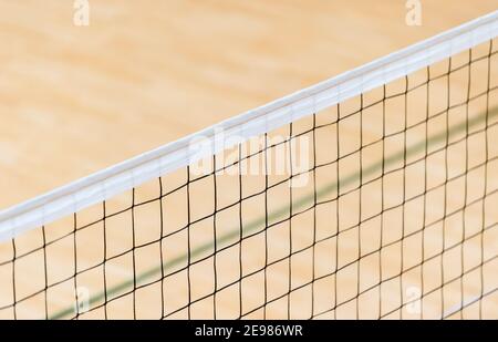 Salle de gym de l'école élémentaire avec filet de volley. Concept de sport d'équipe Banque D'Images