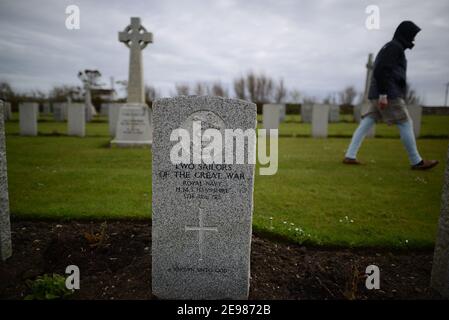 Tombes de 13 marins allemands au cimetière naval de Lyness qui est mort dans le Grand sauvent, Orcades, Écosse. Les Orcades au nord de l'Écosse Banque D'Images