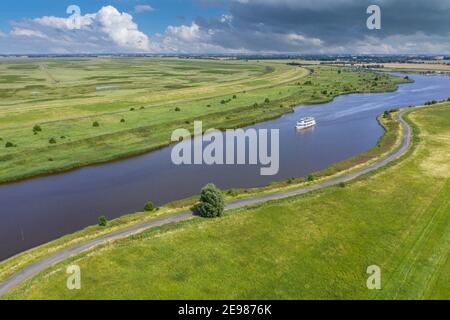 Vue de drone avec paysage au Leyhoerner-Sieltief et navire touristique, Greetsiel, Basse-Saxe, Allemagne, Europe Banque D'Images