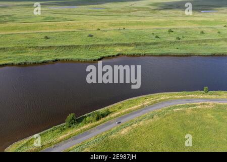 Vue de drone avec le paysage au Leyhoerner-Sieltief, Greetsiel, Basse-Saxe, Allemagne, Europe Banque D'Images