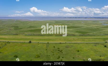 Vue de drone avec le paysage au Leyhoerner-Sieltief et la mer du Nord en arrière-plan, Greetsiel, Basse-Saxe, Allemagne, Europe Banque D'Images