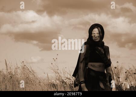 Une femme soldat de la milice dans un désert post-apocalyptique. Combats urbains et terres désertiques Banque D'Images