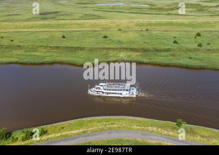 Vue de drone avec paysage au Leyhoerner-Sieltief et navire touristique, Greetsiel, Basse-Saxe, Allemagne, Europe Banque D'Images