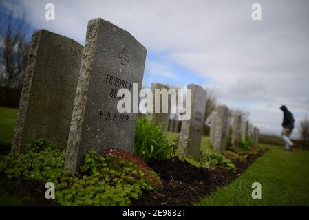 Tombes de 13 marins allemands au cimetière naval de Lyness qui est mort dans le Grand sauvent, Orcades, Écosse. Les Orcades au nord de l'Écosse Banque D'Images