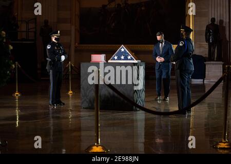 Washington, États-Unis. 03ème février 2021. Les membres du congrès rendent hommage à l'officier de police du Capitole Brian Sicknick, qui est décédé suite à des blessures subies lors d'une insurrection du 6 janvier et dont les restes ont été portés en honneur à la rotonde du Capitole, au Capitole, à Washington, le 3 février 2020. Photo de piscine par Anna Moneymaker/UPI crédit: UPI/Alay Live News Banque D'Images