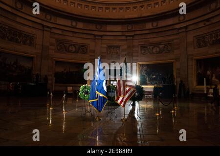 Les officiers de police du Capitole rendent hommage à l'officier Brian Sicknick, qui est décédé des suites de blessures subies lors de l'insurrection du 6 janvier et dont les restes ont été remis en honneur à la rotonde du Capitole, au Capitole, à Washington, le 3 février 2020. Photo par Anna Moneymaker/Pool/ABACAPRESS.COM Banque D'Images