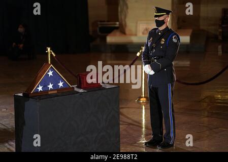 Un officier de police du Capitole des États-Unis garde les restes de l'officier de police du Capitole des États-Unis Brian D. Sicknick, 42, alors qu'il est en honneur dans la rotonde du Capitole le mercredi 3 février 2021. L'officier Sicknick a réagi à l'émeute au Capitole des États-Unis le mercredi 6 janvier 2021, lorsqu'il a été mortellement blessé alors qu'il s'engageait physiquement dans la foule. Les membres du Congrès rendent hommage à l'officier mercredi matin avant son inhumation au cimetière national d'Arlington. Photo par Demetrius Freeman/POOL/ABACAPRESS.COM Banque D'Images