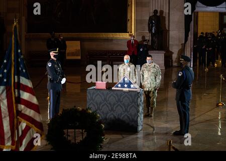 Les membres de la Garde nationale rendent hommage à l'officier Brian Sicknick, qui est décédé des suites de blessures subies lors de l'insurrection du 6 janvier et dont les restes ont été remis en honneur à la rotonde du Capitole, au Capitole, à Washington, le 3 février 2020. Photo par Anna Moneymaker/Pool/ABACAPRESS.COM Banque D'Images